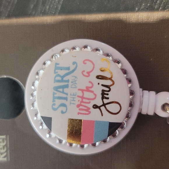 Badge Reel Start the day with a smile badge reel NEW - Picture 2 of 2